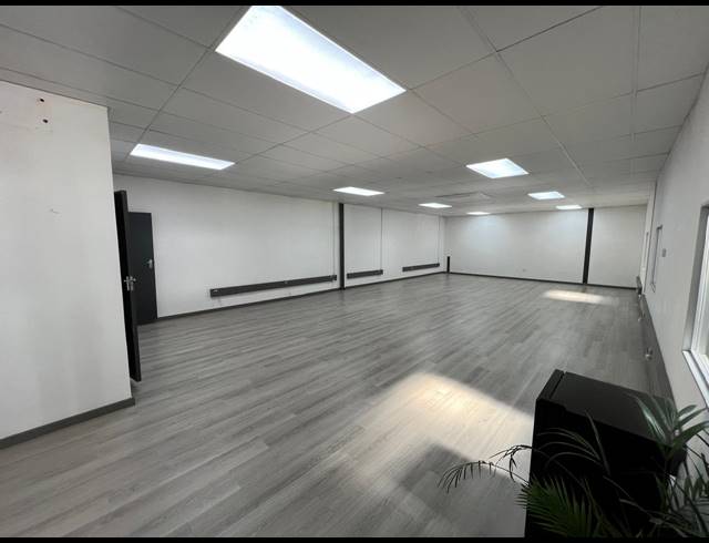 346M² SHOWROOM TO LET IN OLIVEDALE